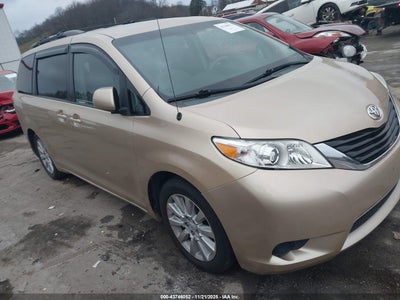 TOYOTA SIENNA 2011