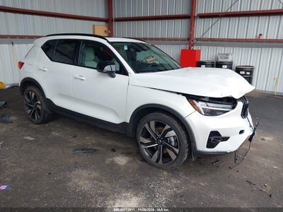 VOLVO XC40 2025