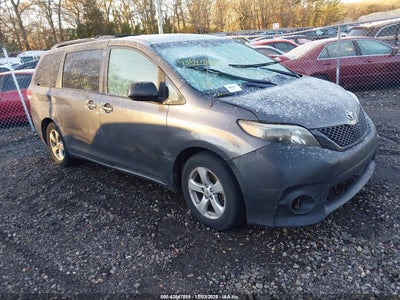 TOYOTA SIENNA 2011