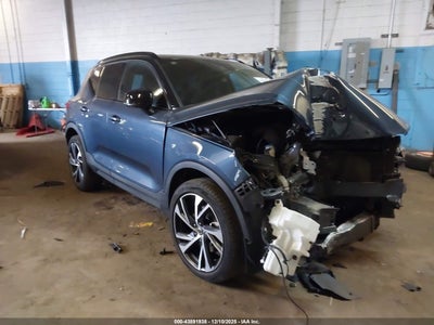 VOLVO XC40 2022
