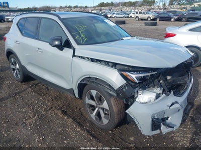 VOLVO XC40 2025