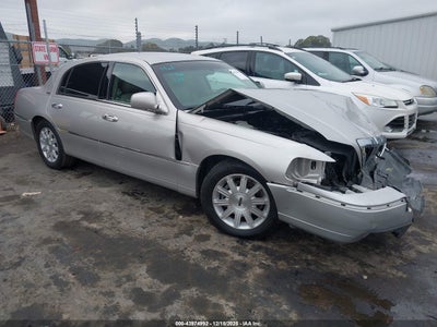 LINCOLN TOWN CAR 2010
