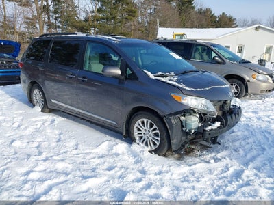 TOYOTA SIENNA 2016