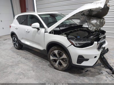 VOLVO XC40 2025
