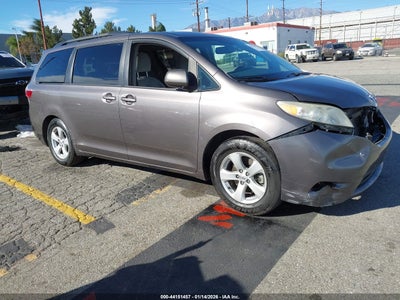 TOYOTA SIENNA 2016