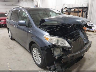 TOYOTA SIENNA 2016