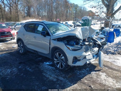 VOLVO XC40 2025