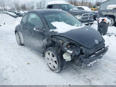 VOLKSWAGEN NEW BEETLE 2010