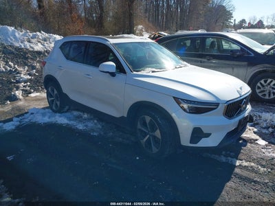 VOLVO XC40 2025
