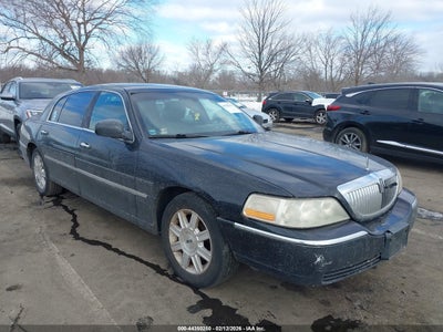 LINCOLN TOWN CAR 2011
