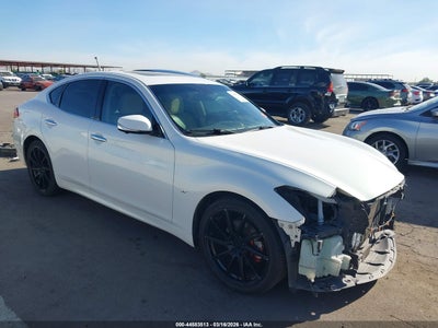 INFINITI Q70 2015