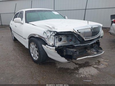 LINCOLN TOWN CAR 2011