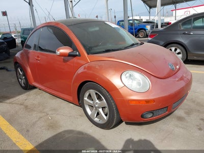 VOLKSWAGEN NEW BEETLE 2010