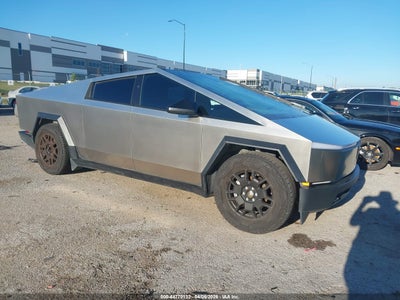 TESLA CYBERTRUCK 2024
