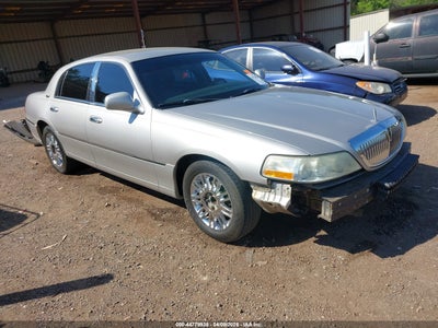 LINCOLN TOWN CAR 2010
