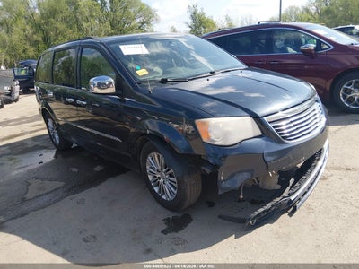 CHRYSLER TOWN & COUNTRY 2013