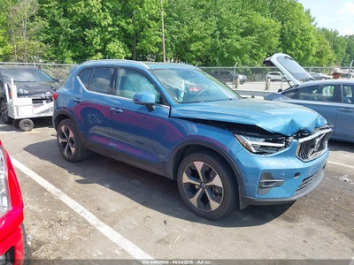 VOLVO XC40 2024