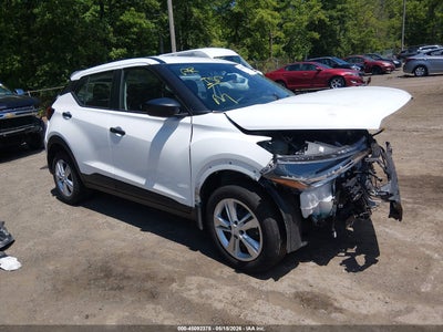 NISSAN KICKS PLAY 2025