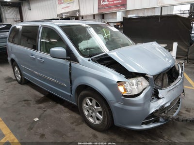 CHRYSLER TOWN & COUNTRY 2013