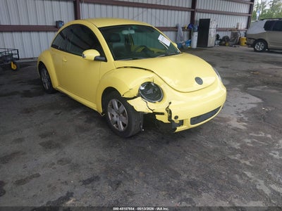 VOLKSWAGEN NEW BEETLE 2010