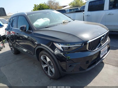 VOLVO XC40 2025