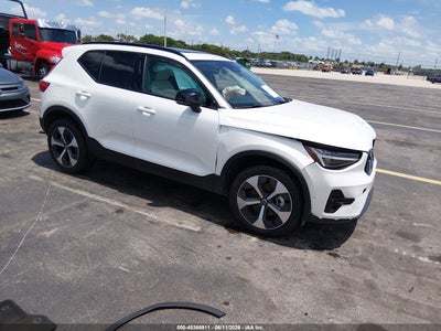 VOLVO XC40 2026