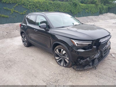 VOLVO XC40 2025