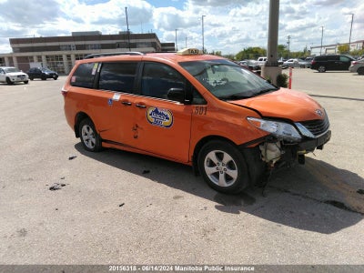 TOYOTA SIENNA LE V6 2015