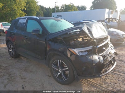 VOLVO XC40 2023